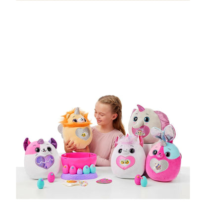 ZURU-Rainbocorns Eggzania Surprise Mania Trixie the Kitten - Collectible Plush - Over 35 Surprises Inside, 28 cm, Cuddle Plush Stuffed Animal, Rings, Bracelets, Stickers, Wearable Accessories (Kitten)